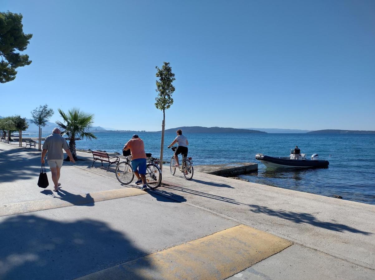Apartman Figaro Pogled Od Milijun Dolara, 2 Tusa, 2 Wc Kaštela Habitación foto